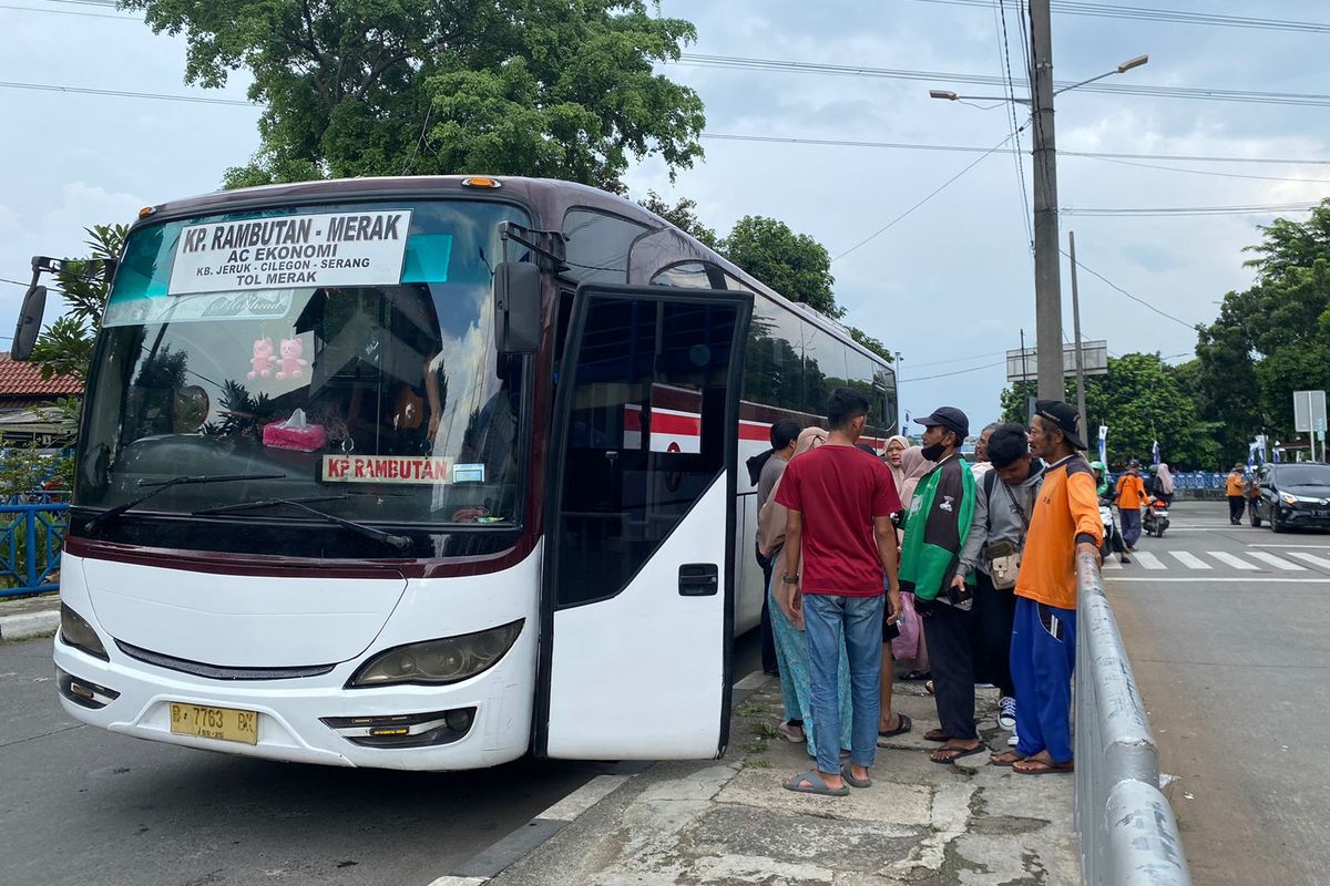 Bus Antar Kota Antar Provinsi (AKAP) dari Merak yang baru saja tiba di Terminal Kampung Rambutan, Ciracas, Jakarta Timur, Jumat (12/4/2024).