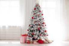 7 Ide Dekorasi Natal Berwarna Putih yang Cantik dan Menawan