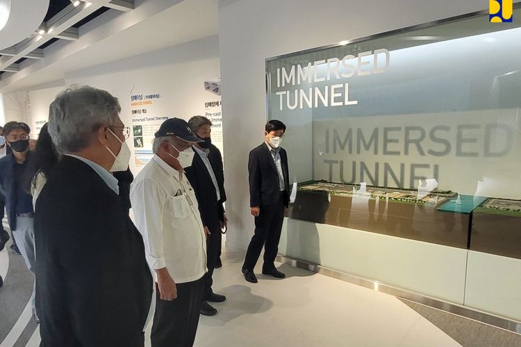Menteri PUPR, Basuki Hadimuljono saat melihat maket pembangunan immerse Tunnel seperti di Geoje, Busan, Korea Selatan