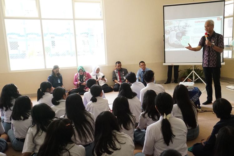 Dok Pemprov Jateng : Gubernur Jawa Tengah, Ganjar Pranowo mendapat pertanyaan tak biasa dari seorang siswa SMA saat melakukan kegiatan Gubernur Mengajar di SMA Tarakanita Magelang. 
