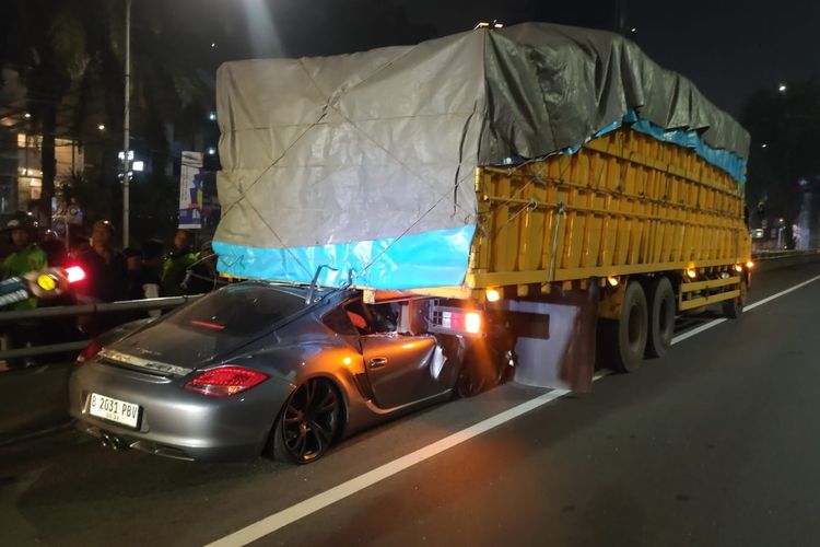 Kecelakaan Porsche tabrak belakang truk di tol dalam kota sekitar Kuningan