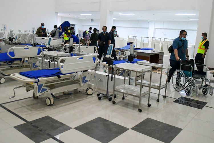 Petugas mempersiapkan alat medis di RS Darurat Covid-19, kompleks Wisma Atlet di Kemayoran, Jakarta, Minggu (22/3/2020). Pemerintah menyiapkan 2.500 kamar tidur di tower enam dan tujuh Wisma Atlet yang digunakan sebagai RS Darurat Covid-19 untuk penanganan pasien Covid-19.