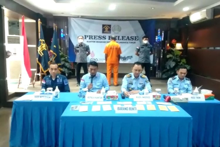 Satu WNA Asal India yang ditangkap oleh petugas Imigrasi Jakarta Timur karena diduga kuat melanggar visa izin tinggal di Indonesia.