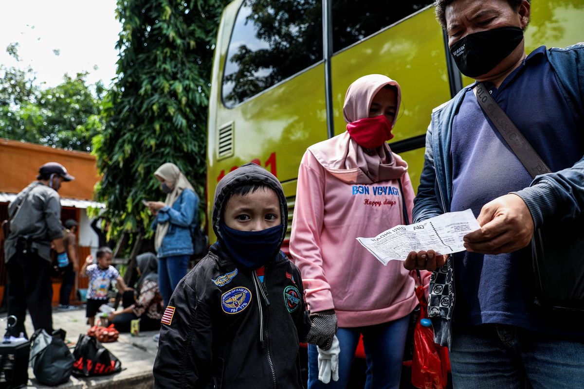 Calon penumpang bersiap naik bus di Terminal Kalideres, Jakarta Barat, Jumat (24/4/2020). Presiden RI Joko Widodo memutuskan untuk melarang mudik lebaran 2020 di tengah pandemi COVID-19 mulai 24 April guna mencegah perluasan penyebaran COVID-19 di wilayah Indonesia.