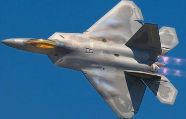 Jet Tempur AS F-22 Raptor Tempel Pesawat Pembom Rusia di Arktik