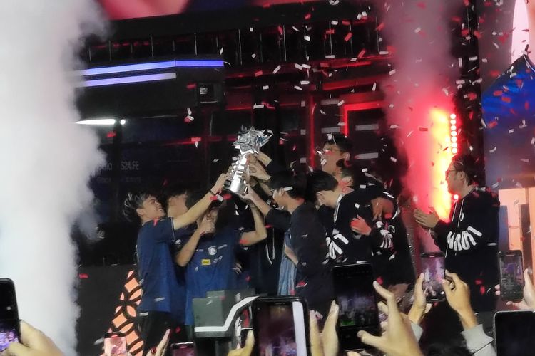 Team Liquid mengangkat piala juara MPL S14. Ini adalah gelar MPL pertama mereka. 