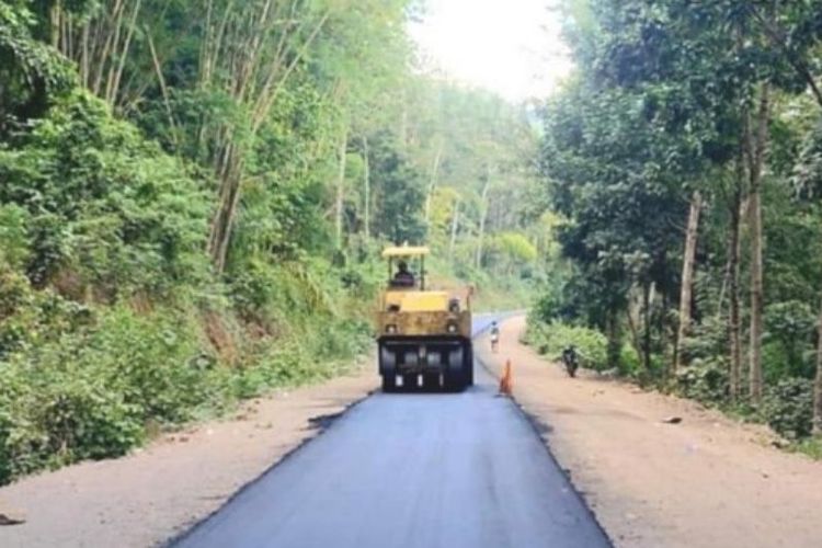 Ruas jalan Bajawa-Poma di Kabupaten Ngada, Pulau Flores, sedang dibangun dengan anggaran dari Pemerintah Provinsi NTT. 