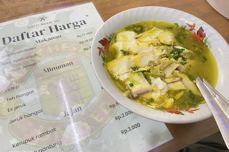 Soto Ayam Manchester United Sidoarjo menjual soto ayam khas Lamongan, Minggu (12/1/2025).