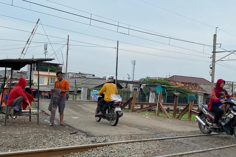 Lokasi tertabraknya penjaga pelintasan kereta oleh pengemudi mobil di Cengkareng, Jakarta Barat, Kamis (30/11/2023). 