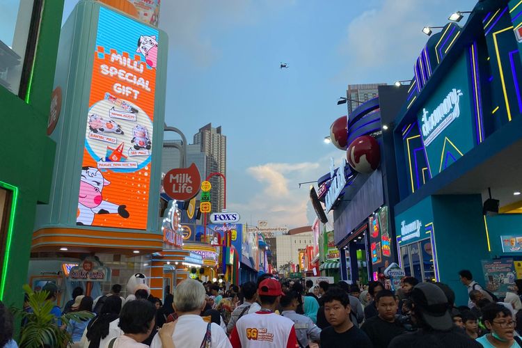Vending machine daging sapi, ayam, dan ikan jadi salah satu keunikan di PRJ Jakarta Fair 2025.