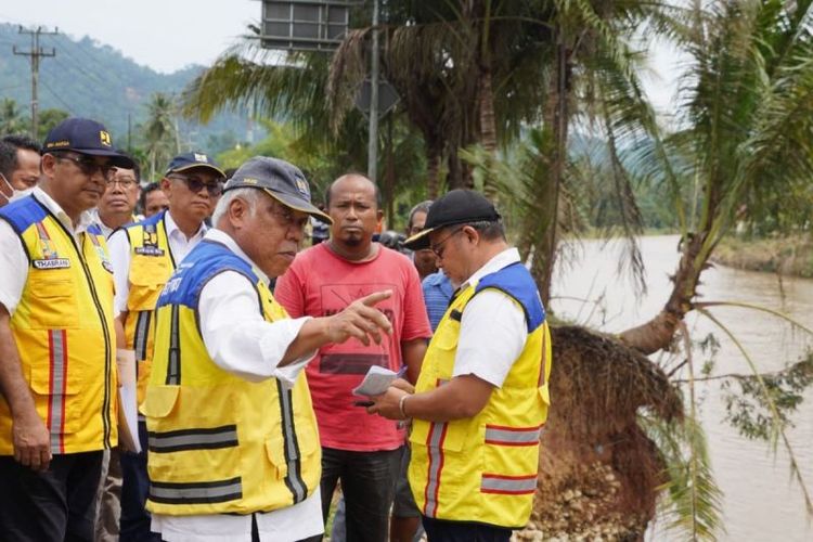 Menteri Pekerjaan Umum dan Perumahan Rakyat (PUPR) Basuki Hadimuljono meninjau penanganan pascabencana banjir di Kabupaten Pesisir Selatan, Provinsi Sumatera Barat. 