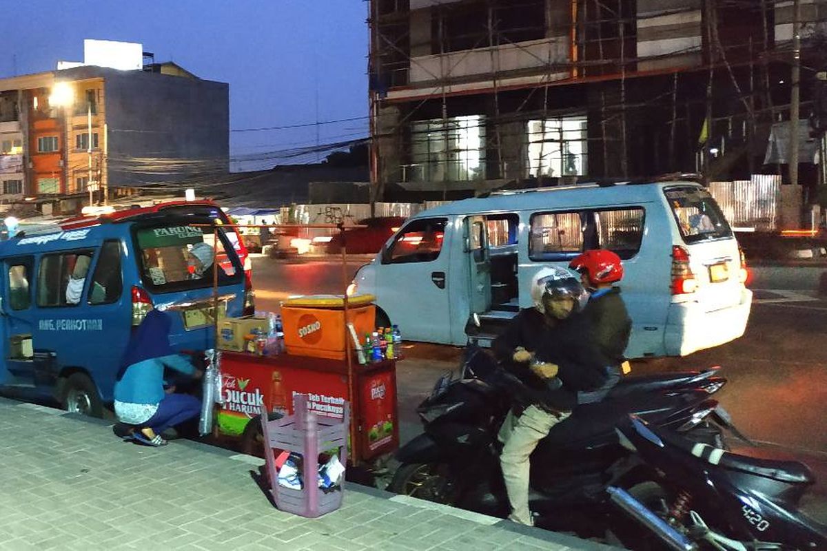 Pedagang kaki lima di sekitar Stasiun MRT Lebak Bulus kini harus memutar otak mencari lokasi dan waktu berdagang. Pasalnya, mereka tak lagi diizinkan berdagang oleh Satpol PP.