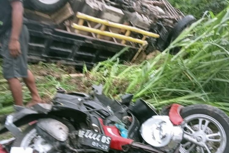 TERBALIK--Dua remaja dilaporkan tewas setelah sepeda motor yang ditumpangi ditabrak dump truk di ruas jalan  Madiun –  Ponorog,  Desa Slambur, Kecamatan Geger, Kabupaten Madiun, Jawa Timur, Jumat (19/1/2024) sore. Nampak dump truk terbalik dan sepeda motor rusak berat. 