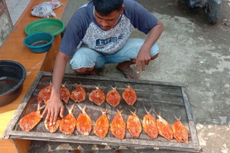 Rahmat, pedagang dendeng bandeng,warga Kelurahan Lopang, Serang, Banten, mengaku tidak pernah mendapatkan bansos dari pemerintah dalam bentuk apa pun.