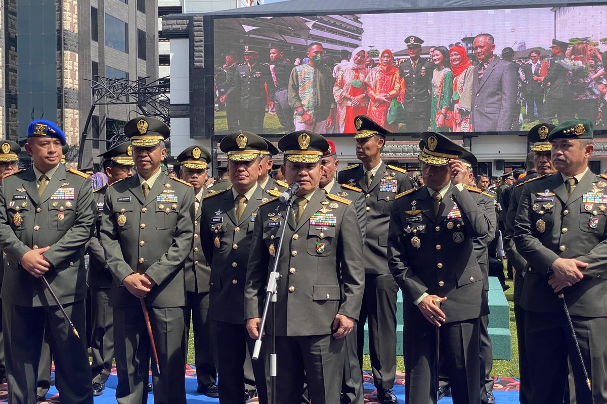 Kepala Staf Angkatan Darat (KSAD) Jenderal Dudung Abdurachman usai memberikan pembekalan kepada 292 perwira remaja lulusan Akademi Militer (Akmil) 2022 di Mabesad, Jakarta, Kamis (14/7/2022).