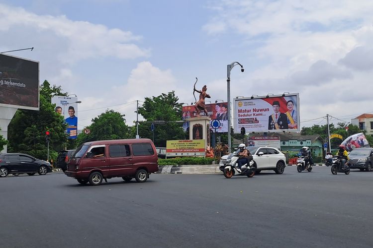 Kondisi Lalu Lintas Kawasan Patung Wisnu Manahan, Kota Solo, Jawa Tengah (Jateng), pada Minggu (20/10/2024).