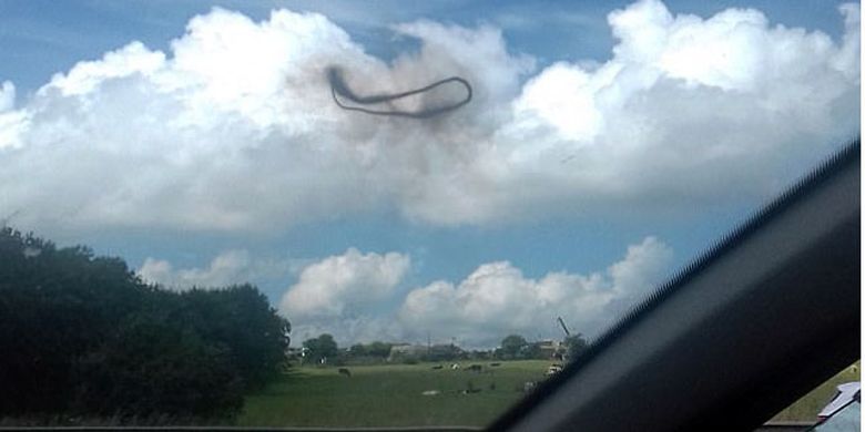 Cincin hitam yang tampak di langit Birkenshaw.