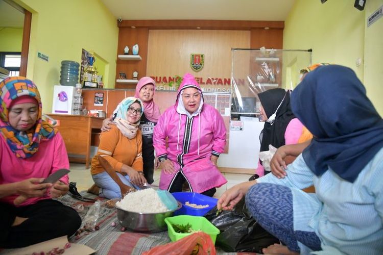 Pelaksana Tugas (Plt) Wali Kota Semarang Hevearita Gunaryanti Rahayu meninjau dapur umum yang menyalurkan bantuan makanan untuk korban banjir.