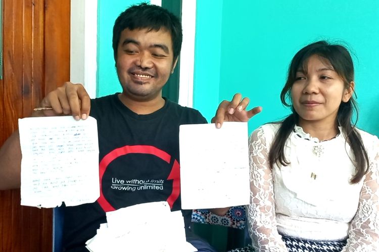 Arif Budi Susanto didampingi Meri Hapsari saat menunjukkan surat pertamanya pada tahun 2010 kepada sejumlah awak media di rumahnya yang berada di Desa Jetis Kecamatan Loano Kabupaten Purworejo Jawa Tengah 