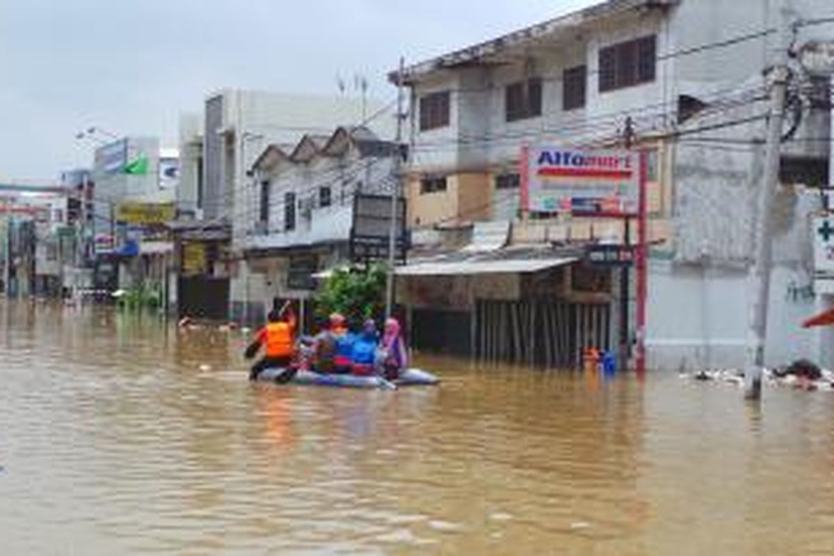 Kawasan pertokoan direndam banjir hampir setinggi dada orang dewasa. Beberapa hari terakhir puluhan toko di pinggir kiri dan kanan jalan terpaksa ditutup pemiliknya karena banjir. Rabu (22/1/2014)?