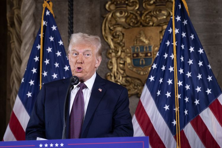 Presiden terpilih Amerika Serikat Donald Trump dalam konferensi pers di Mar-a-Lago Club, Palm Beach, Negara Bagian Florida, Selasa (7/1/2025). Trump pada Rabu (15/1/2025) mengeklaim bahwa kesepakatan gencatan senjata Gaza tercapai berkat kemenangannya di pilpres AS 2024.