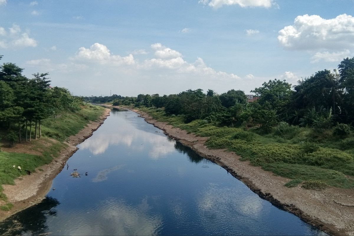 Sungai Citarum dipantau dari jembatan Sukaharja, Telukjambe Timur, Kabupaten Karawang, Senin (12/7/2021).