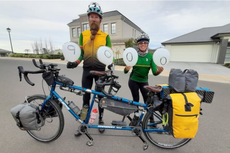 Kisah Pasangan Inggris Pecahkan Rekor Keliling Dunia Bersepeda Tandem