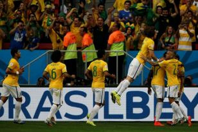 Para pemain Brasil saat merayakan gol Neymar ke gawang Kamerun pada pertandingan terakhir Grup A Piala Dunia 2014 di Estadio Nacional de Brasilia, Senin atau Selasa (24/6/2014) dini hari WIB.