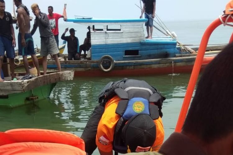 Fandi (38) warga Batu Lipai, Kelurahan Baran I, Karimun, Kepulauan Riau ditemukan tewas mengapung diperairan Pulau Madu, Jumat (29/3/2019).  Korban ditemukan oleh tim rescue Badan Nasional Pencarian dan Pertolongan (BNPP) Kelas A Tanjungpinang pada kordinat  01 04 925 N - 103 15 56.3 E.