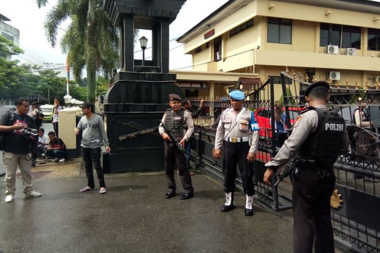 Pengamanan ekstra ketat diberlakukan aparat kepolisian di depan pintu masuk Polda Maluku, Senin (14/5/2018).
