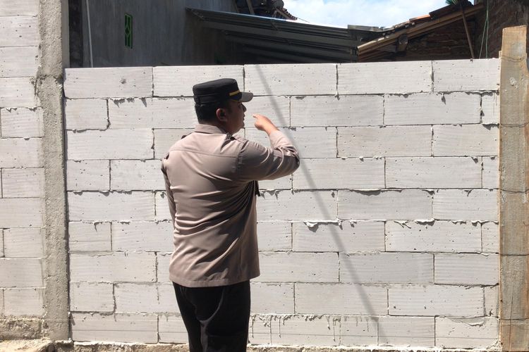 Tembok setinggi dua meter menutup akses jalan rumah warga Jalan Nakulo, Desa Jabung, Kecamatan Mlarak, Kabupaten Ponorogo, Jawa Timur. 