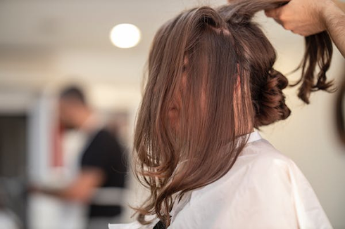 Berikut Cara Potong Rambut Sendiri di Rumah Gaya Wolf Cut