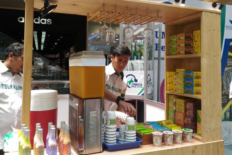 PT Sido Muncul terus berinovasi dalam industri jamu dengan menyediakan Herbal Corner di salah satu mal di Kota Semarang, Selasa (11/6/2018). Selain itu, kemasan obat herbal yang diproduksi berubah sesuai dengan selera konsumen, utamanya milenial.