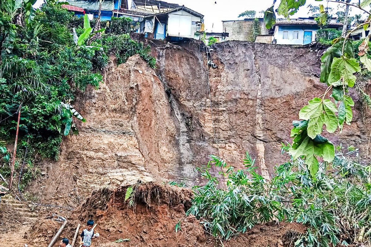 Permukiman warga di Kampung Ciburial Desa Cibogo, Kecamatan Lembang, Kabupaten Bandung Barat (KBB), Jawa Barat yang terancam longsor bakal direlokasi.