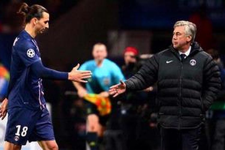 Striker Paris Saint Germain dari Swedia, Zlatan Ibrahimovic (kiri), bersalaman dengan Pelatih Carlo Ancelotti saat akhir laga Penyisihan Grup A Liga Champions versus Dinamo Zagreb di Stadion Parc des Princes, Selasa (6/11/2012). Ancelotti kembali gencar diberitakan menjadi kandidat kuat pengganti Jose Mourinho musim depan di kursi pelatih Real Madrid.