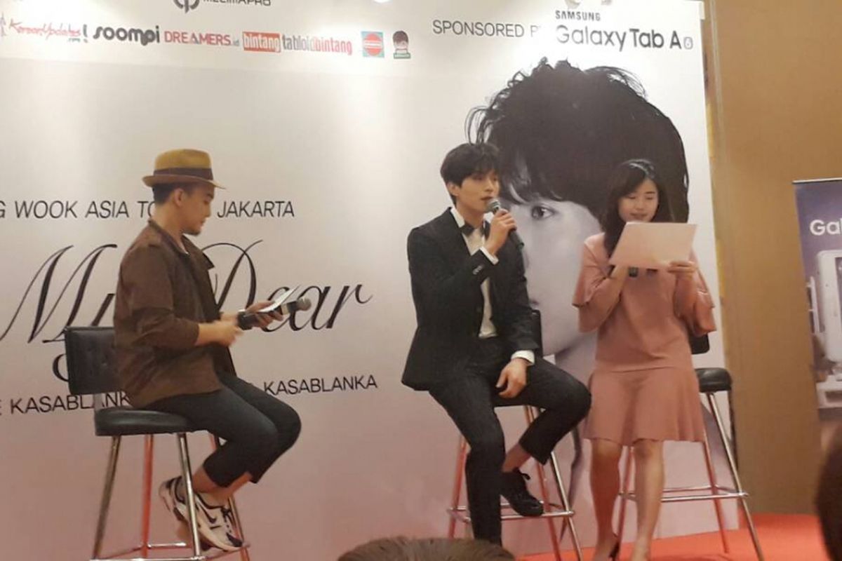 Artis peran Lee Dong Wook saat menghadiri press conference di Kasablanka Hall, Jakarta Selatan, Jumat (19/5/2017). Pemeran Goblin ini juga bertemu dengan puluhan penggemar beruntung yang mendapatkan akses ke jumpa media.