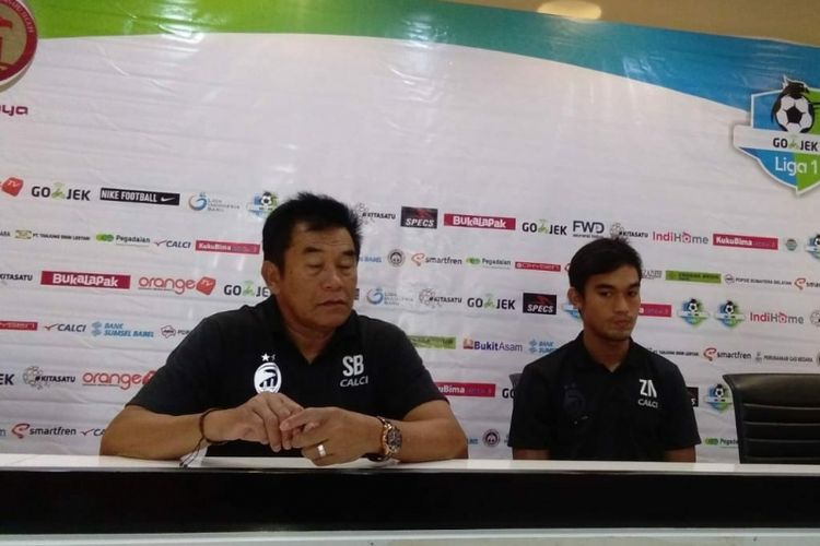 Pelatih Sriwijaya Subangkit bersama dan Zainando saat memberikan keterangan pers, Sabtu (15/9/2018).
