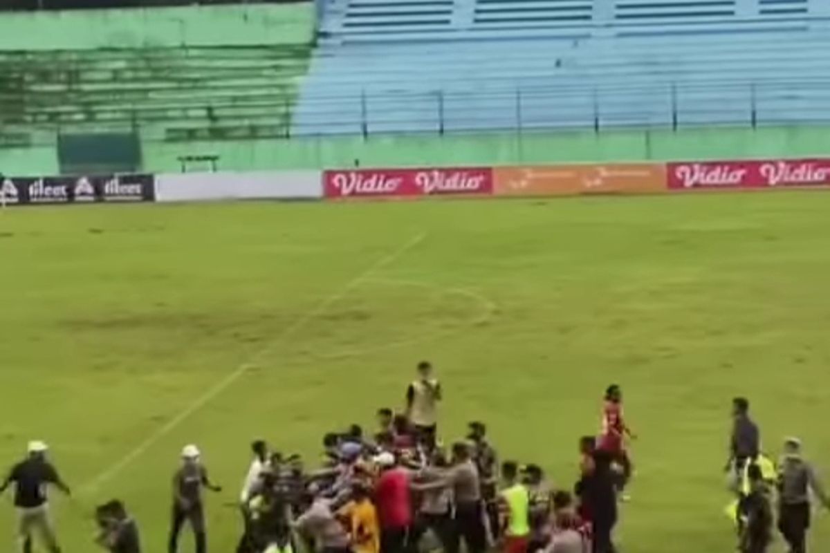 Pertandingan ricuh antara kesebelasan NZR Sumbersari FC dengan Farmel FC dalam lanjutan putaran nasional Liga 3 tahun 2021 pada Rabu (9/2/2022) terjadi di Stadion Gajayana, Kota Malang, Jawa Timur. 