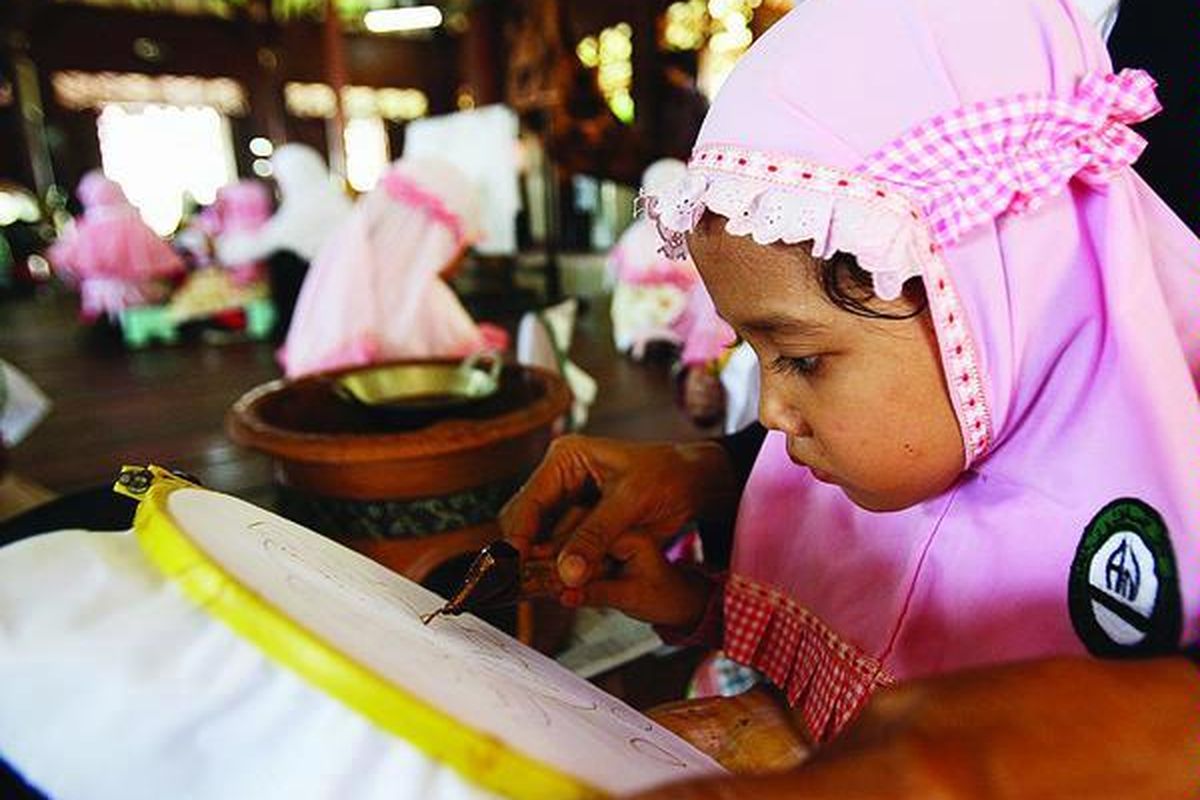 Siswa Taman Kanak-kanak An-Nur, Bekasi, belajar membatik di Museum Tekstil, Jakarta, Selasa (2/2). Gambar yang dibuat untuk batik bervariasi, disesuaikan dengan kemampuan anak-anak.