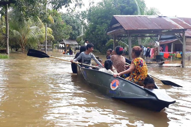 Banjir di Kampung Marobo, Kelurahan salu Battang, Kota Palopo membuat petugas BPBD harus mengevakuasi warga menggunakan perahu karet, Minggu (18/10/2020)