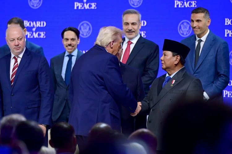 Presiden Prabowo Subianto bersama Presiden Amerika Serikat (AS) Donald Trump saat menghadiri acara Board of Peace Charter pada Kamis (22/1/2026), di Davos, Swiss