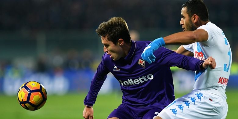 Penyerang Fiorentina, Federico Chiesa (kiri), berebut bola dengan bek Napoli asal Aljazair, Faouzi Ghoulam, dalam pertandingan Serie A di Stadion Artemio Franchi, Florence, 22 Desember 2016.