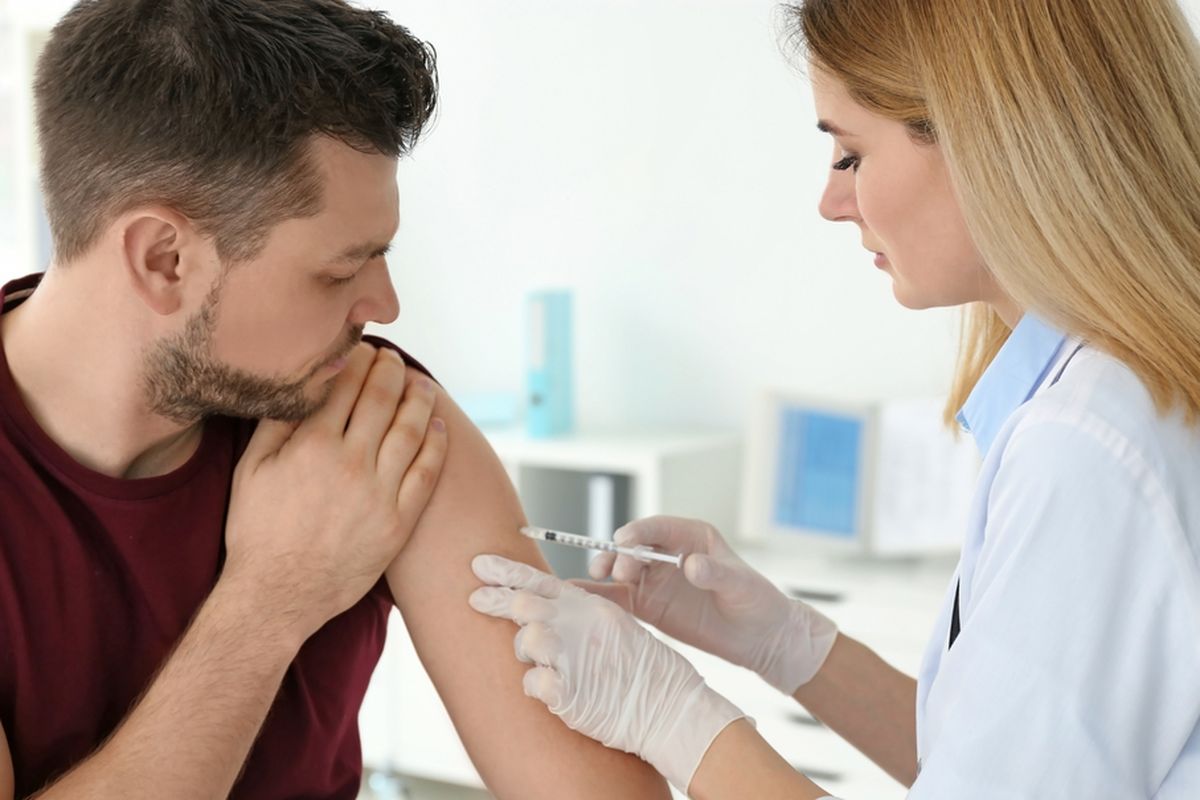 Ilustrasi suntikan vaksin Covid-19, vaksinasi Covid-19, efek samping vaksin. Bekas suntikan vaksin pada sejumlah penerima vaksin mRNA (Pfizer dan Moderna) di Amerika Serikat tunjukkan reaksi kulit.