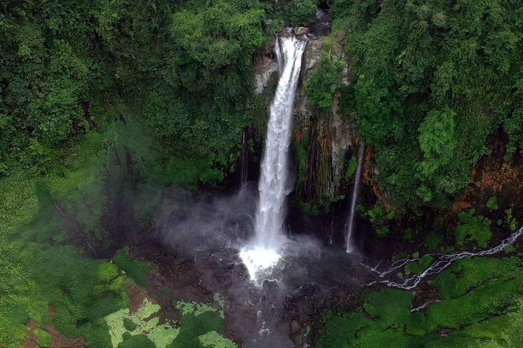 Ilustrasi Air Terjun Tri Sakti di Desa Wisata Belitar Seberang di Bengkulu.