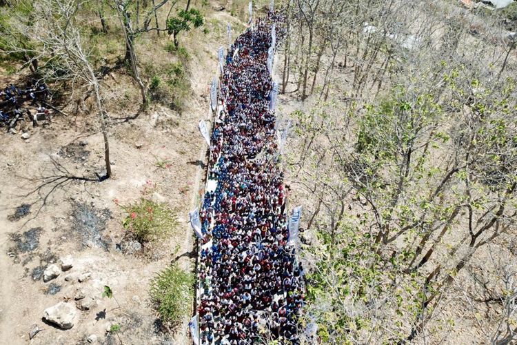 Puluhan ribu warga Kabupaten Malaka, Nusa Tenggara Timur (NTT), saat mengikuti perarakan patung Bunda Maria di Gua Maria Tubaki, Rabu (31/10/2018)