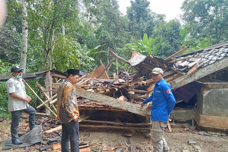 Salah satu rumah warga Kabupaten Lebak ambruk diterjang angin kencang akibat cuaca ekstrem melanda daerah itu. 