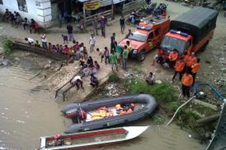 Disaksikan warga, sejumlah tim SAR di Kabupaten Bone, Sulawesi Selatan melakukan pencarian terhadap Syaiful (17) yang dipastikan tewas terseret arus sungai. Minggu, (29/12/2013).