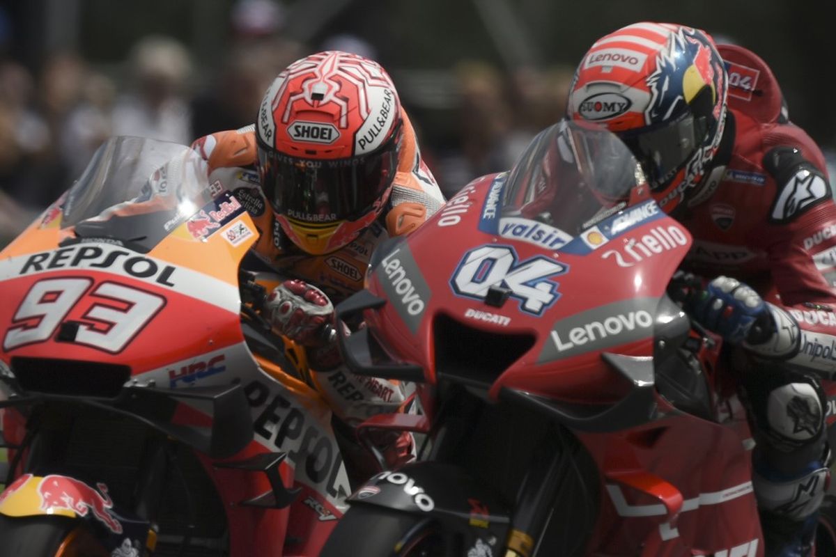 Pebalap Repsol Honda Team, Marc Marquez (kiri) bersaing dengan rider Mission Winnow Ducati, Andrea Dovizioso, pada balapan MotoGP Austria di Red Bull Ring, Minggu (11/8/2019).