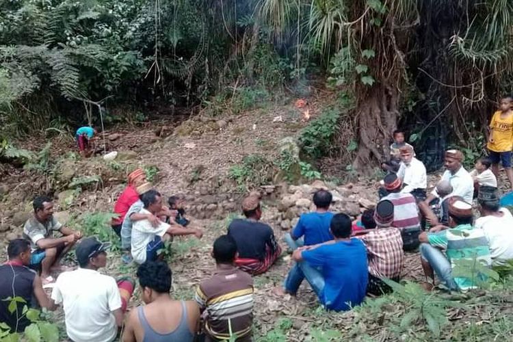 Ritual adat barong wae di sumber mata air Wae Cobe, Kampung Kantar/Golo Nderu, Desa Compang Kantar, Kecamatan Ranamese, Kab. Manggarai Timur, NTT Maret 2019 lalu. (KOMPAS.com/DOK/Gundisalvus Ndarung-Warga Kampung Kantar)