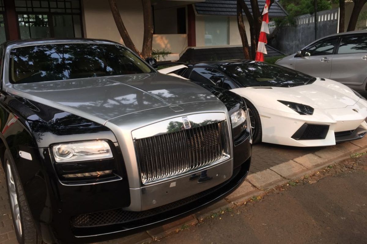 Mobil mewah milik Raffi Ahmad diparkir di dekat masjid perumahannya di Green Andara Residences, Jumat (22/8/2017).